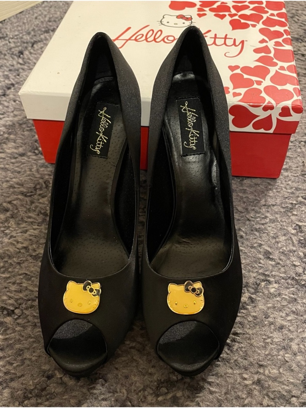 Hello Kitty Sanrio Black Satin Peep Toe Pumps Heels Gold Accent Size 10 With Box